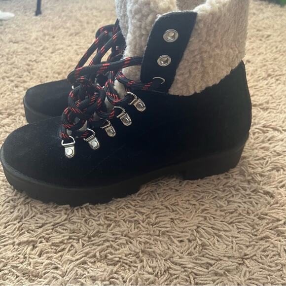 Steve Madden Black Boot with Cream Fuzzy Top of Boot Size 7 - Picture 5 of 7